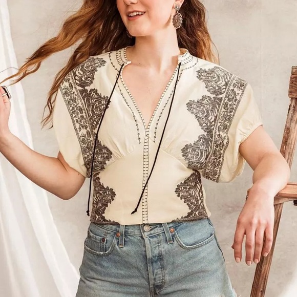 Gimmicks by BKE Cream Puff Sleeve Embellished Blouse size M NWT - Picture 1 of 13